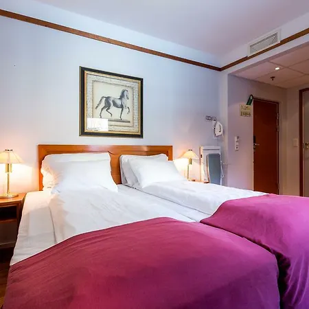 Enter Amalie Hotel