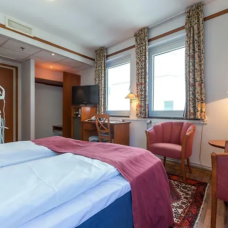 Enter Amalie Hotel 4*