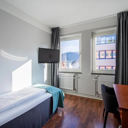 Enter Amalie Hotel